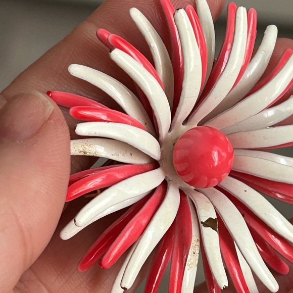 4/$50 vintage 1970 Pink and White Flower Brooch 🌺 - Picture 4 of 8